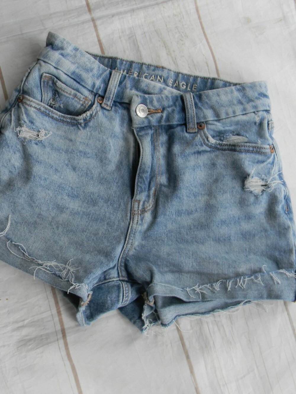 AMERICAN EAGLE CURVY MOM SHORTS LIGHT BLUE SZ 00 DISTRESSED
